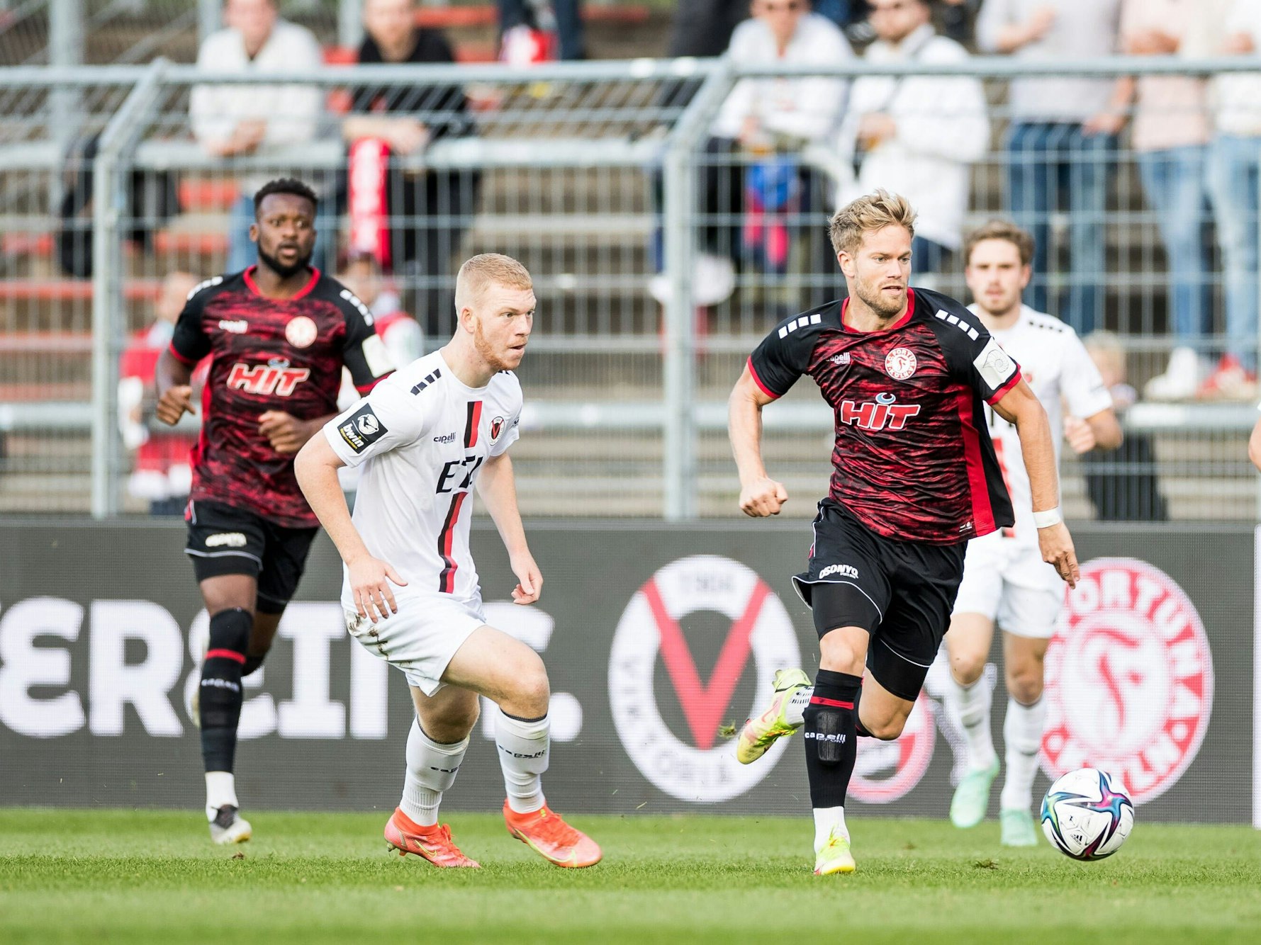 Sascha Marquet (rechts) dribbelt mit dem Ball vor Kai Klefisch.