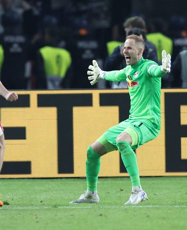 Leipzigs Torhüter Peter Gulacsi (r) feiert den Sieg.