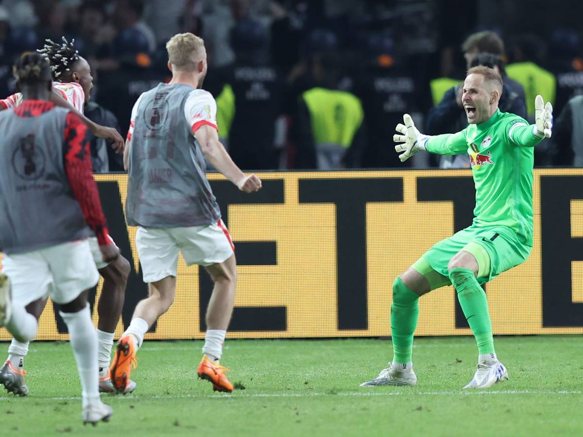 Leipzigs Torhüter Peter Gulacsi (r) feiert den Sieg.