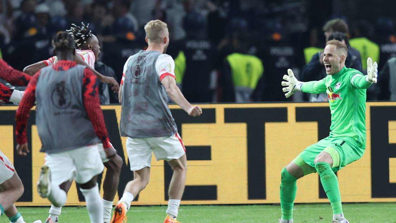 Leipzigs Torhüter Peter Gulacsi (r) feiert den Sieg.