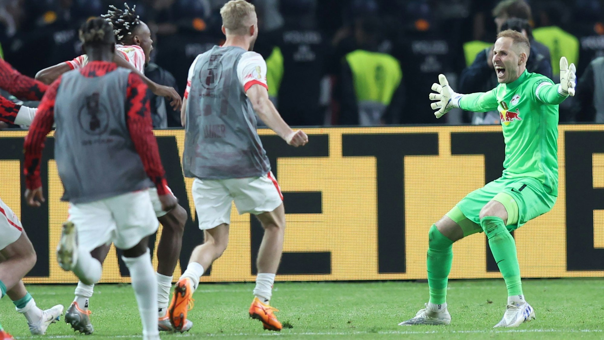 Leipzigs Torhüter Peter Gulacsi (r) feiert den Sieg.