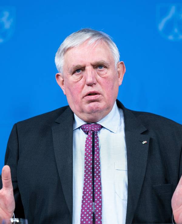 ARCHIV - 08.02.2022, Nordrhein-Westfalen, Düsseldorf: Karl-Josef Laumann (CDU), Gesundheitsminister von Nordrhein-Westfalen, beantwortet die Fragen von Journalisten. (zu dpa: «Kürzere Isolation in NRW nur mit offiziellem Test») Foto: Federico Gambarini/dpa +++ dpa-Bildfunk +++