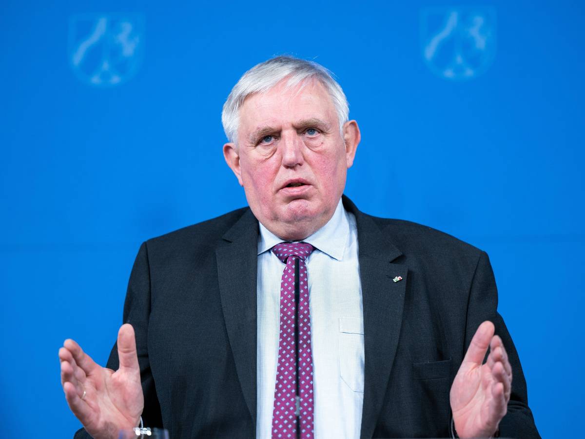 ARCHIV - 08.02.2022, Nordrhein-Westfalen, Düsseldorf: Karl-Josef Laumann (CDU), Gesundheitsminister von Nordrhein-Westfalen, beantwortet die Fragen von Journalisten. (zu dpa: «Kürzere Isolation in NRW nur mit offiziellem Test») Foto: Federico Gambarini/dpa +++ dpa-Bildfunk +++