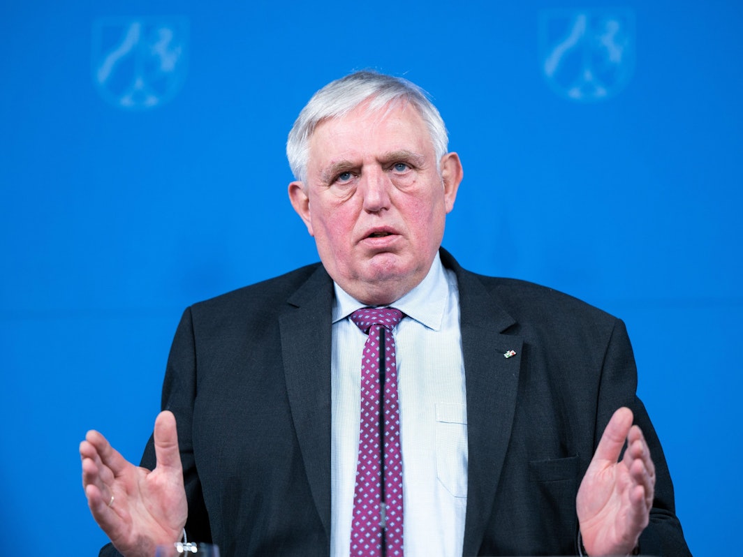 ARCHIV - 08.02.2022, Nordrhein-Westfalen, Düsseldorf: Karl-Josef Laumann (CDU), Gesundheitsminister von Nordrhein-Westfalen, beantwortet die Fragen von Journalisten. (zu dpa: «Kürzere Isolation in NRW nur mit offiziellem Test») Foto: Federico Gambarini/dpa +++ dpa-Bildfunk +++