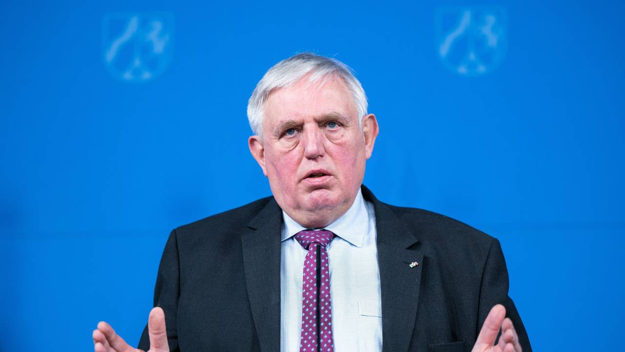 ARCHIV - 08.02.2022, Nordrhein-Westfalen, Düsseldorf: Karl-Josef Laumann (CDU), Gesundheitsminister von Nordrhein-Westfalen, beantwortet die Fragen von Journalisten. (zu dpa: «Kürzere Isolation in NRW nur mit offiziellem Test») Foto: Federico Gambarini/dpa +++ dpa-Bildfunk +++