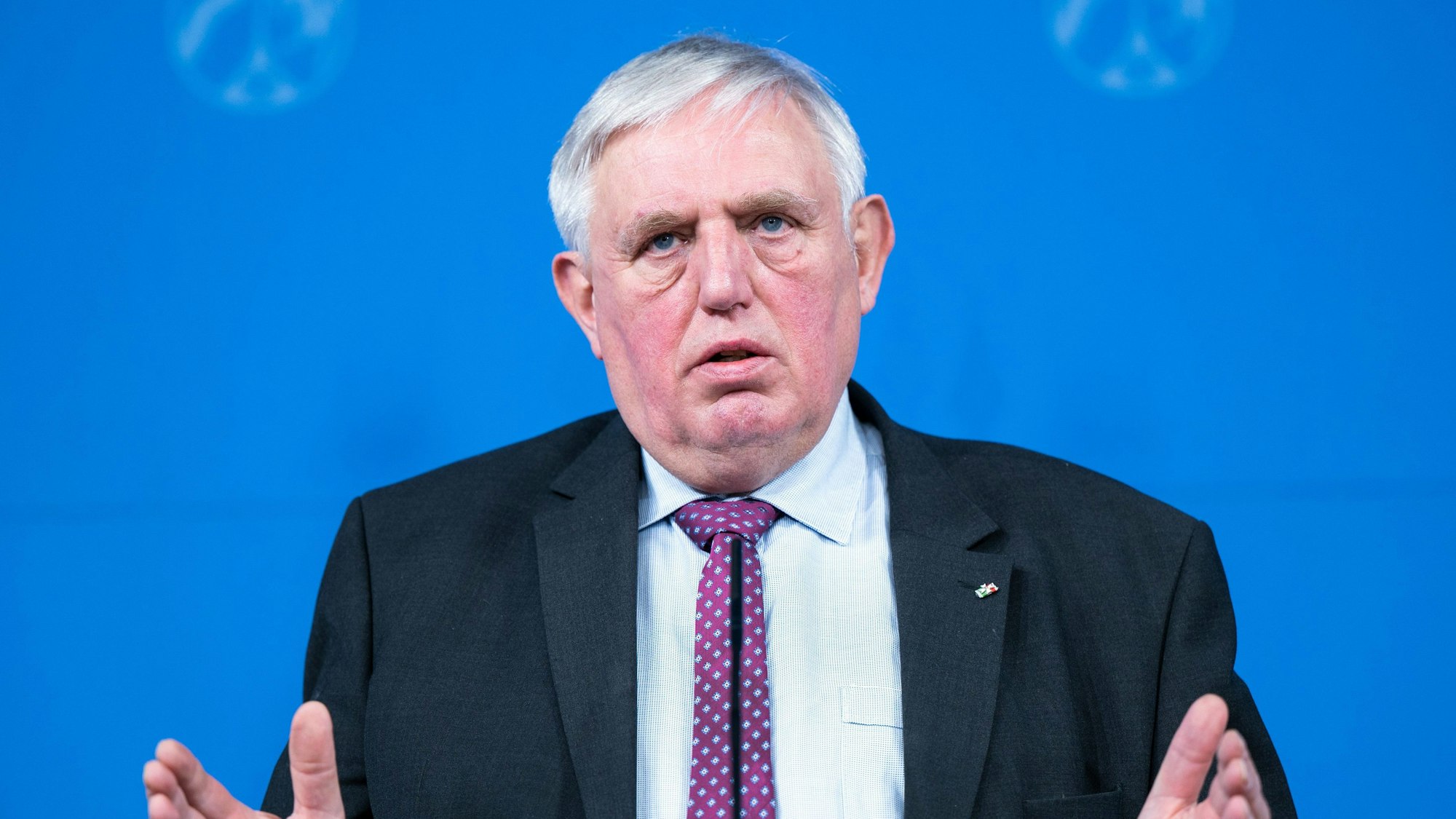 ARCHIV - 08.02.2022, Nordrhein-Westfalen, Düsseldorf: Karl-Josef Laumann (CDU), Gesundheitsminister von Nordrhein-Westfalen, beantwortet die Fragen von Journalisten. (zu dpa: «Kürzere Isolation in NRW nur mit offiziellem Test») Foto: Federico Gambarini/dpa +++ dpa-Bildfunk +++