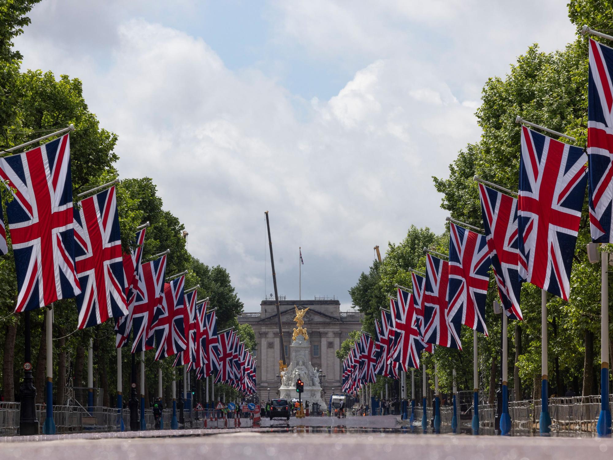 Überall in London sind Flaggen anlässlich des Thronjubiläums der Queen aufgehangen.