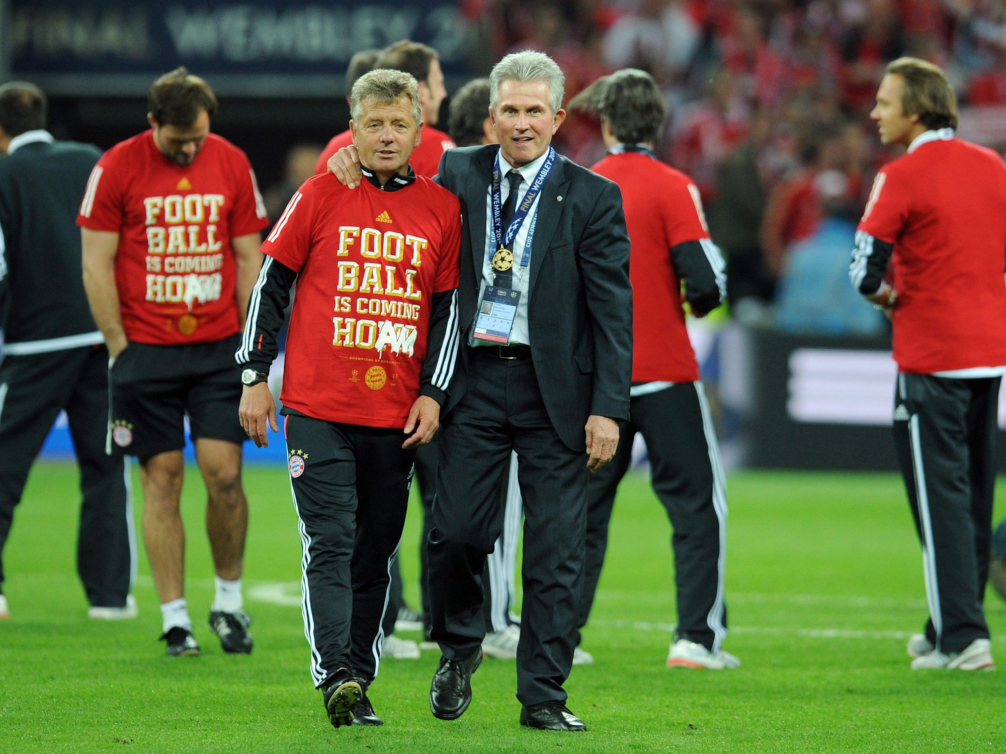 Peter Hermann (links) und Jupp Heynckes beim Gang über den Platz.