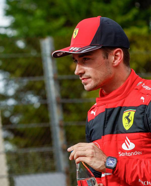 Max Verstappen (links) gegenüber von Charles Leclerc.