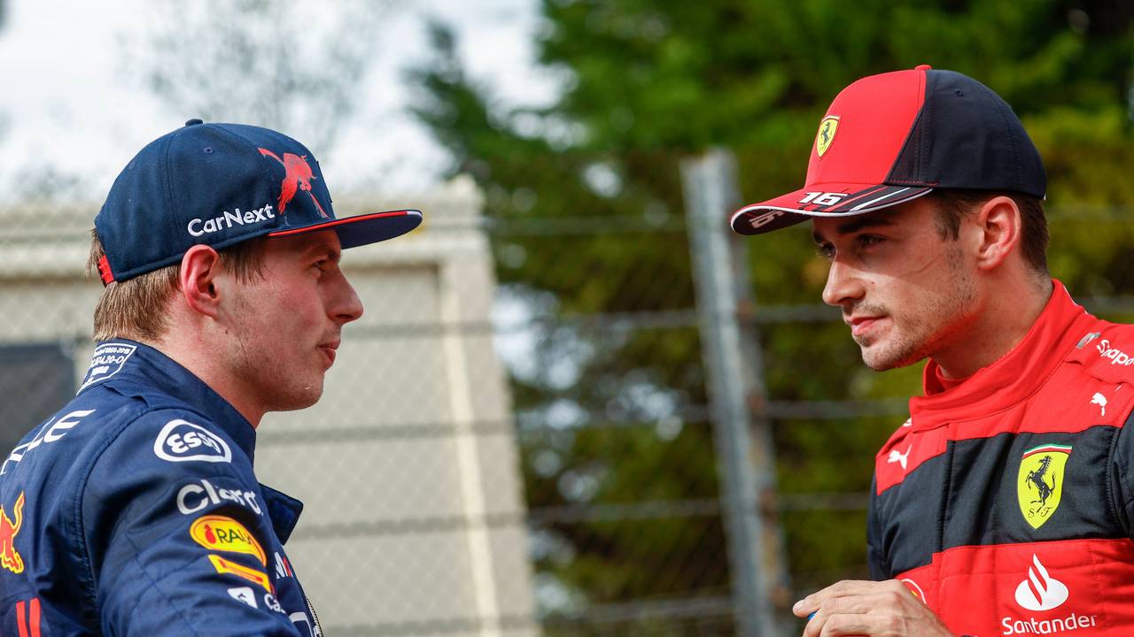 Max Verstappen (links) gegenüber von Charles Leclerc.