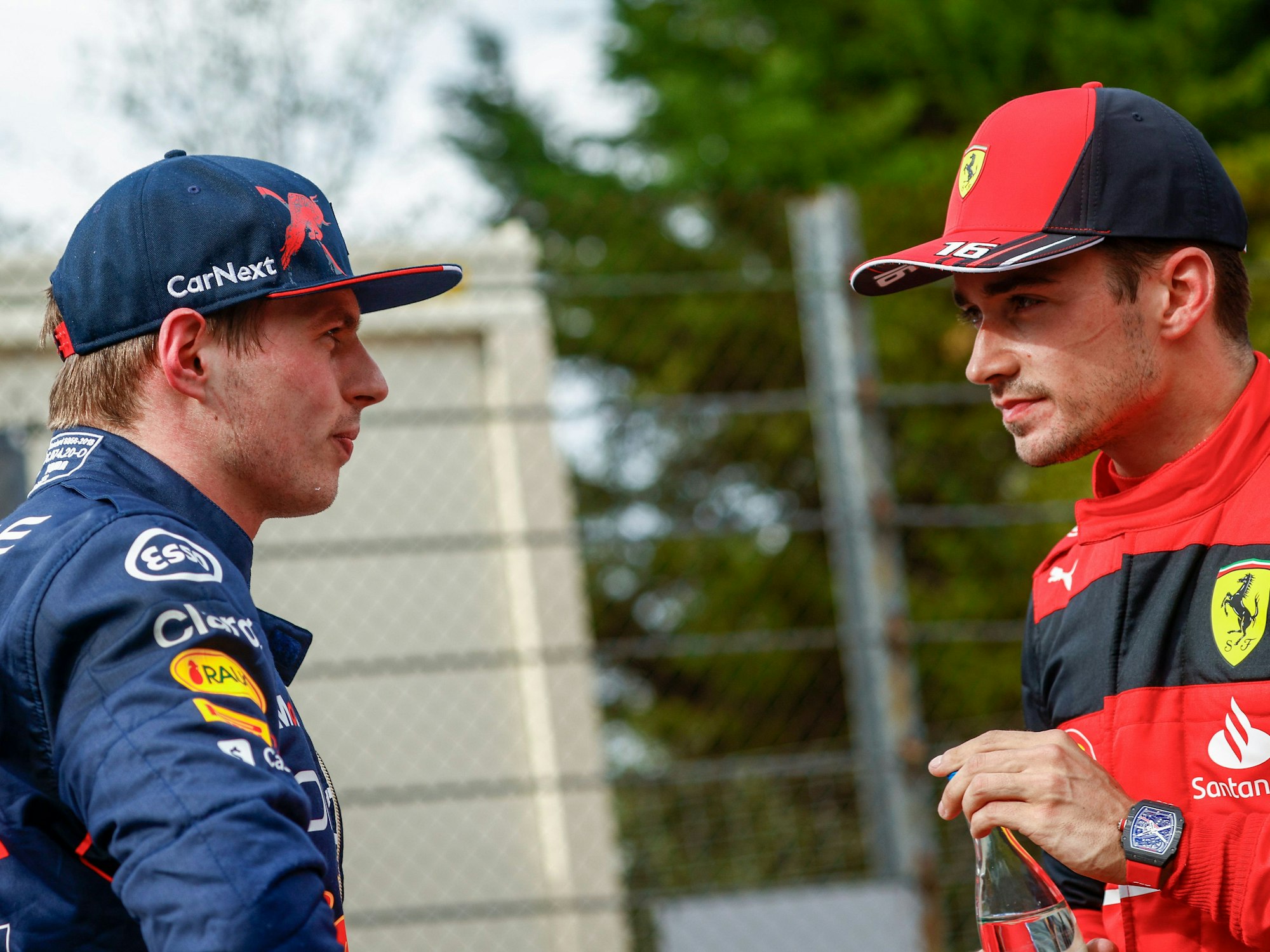 Max Verstappen (links) gegenüber von Charles Leclerc.