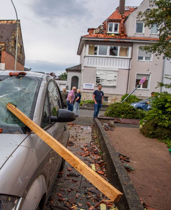 Eine Dachlatte steckt am 20. Mai in der Windschutzscheibe eines parkenden Autos. Ein Unwetter hat auch in Paderborn große Schäden angerichtet.dpa