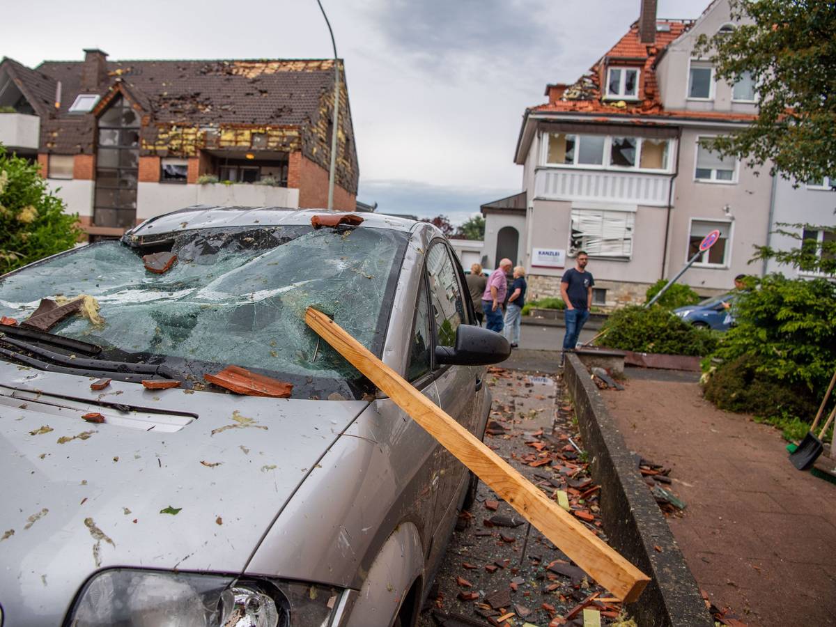 Eine Dachlatte steckt am 20. Mai in der Windschutzscheibe eines parkenden Autos. Ein Unwetter hat auch in Paderborn große Schäden angerichtet.dpa