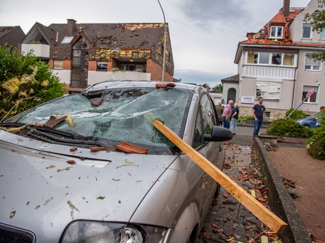 Eine Dachlatte steckt am 20. Mai in der Windschutzscheibe eines parkenden Autos. Ein Unwetter hat auch in Paderborn große Schäden angerichtet.dpa