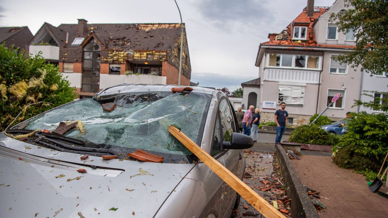 Eine Dachlatte steckt am 20. Mai in der Windschutzscheibe eines parkenden Autos. Ein Unwetter hat auch in Paderborn große Schäden angerichtet.dpa