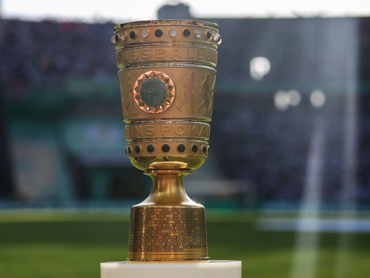 Fußball: DFB-Pokal, SC Freiburg – RB Leipzig, Finale, im Olympiastadion, der DFB-Pokal steht vor dem Spiel auf einem Podest. WICHTIGER HINWEIS: Gemäß den Vorgaben der DFL Deutsche Fußball Liga bzw. des DFB Deutscher Fußball-Bund ist es untersagt, in dem Stadion und/oder vom Spiel angefertigte Fotoaufnahmen in Form von Sequenzbildern und/oder videoähnlichen Fotostrecken zu verwerten bzw. verwerten zu lassen.