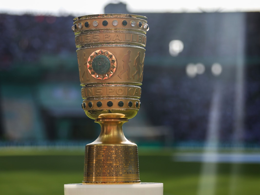 Fußball: DFB-Pokal, SC Freiburg – RB Leipzig, Finale, im Olympiastadion, der DFB-Pokal steht vor dem Spiel auf einem Podest. WICHTIGER HINWEIS: Gemäß den Vorgaben der DFL Deutsche Fußball Liga bzw. des DFB Deutscher Fußball-Bund ist es untersagt, in dem Stadion und/oder vom Spiel angefertigte Fotoaufnahmen in Form von Sequenzbildern und/oder videoähnlichen Fotostrecken zu verwerten bzw. verwerten zu lassen.