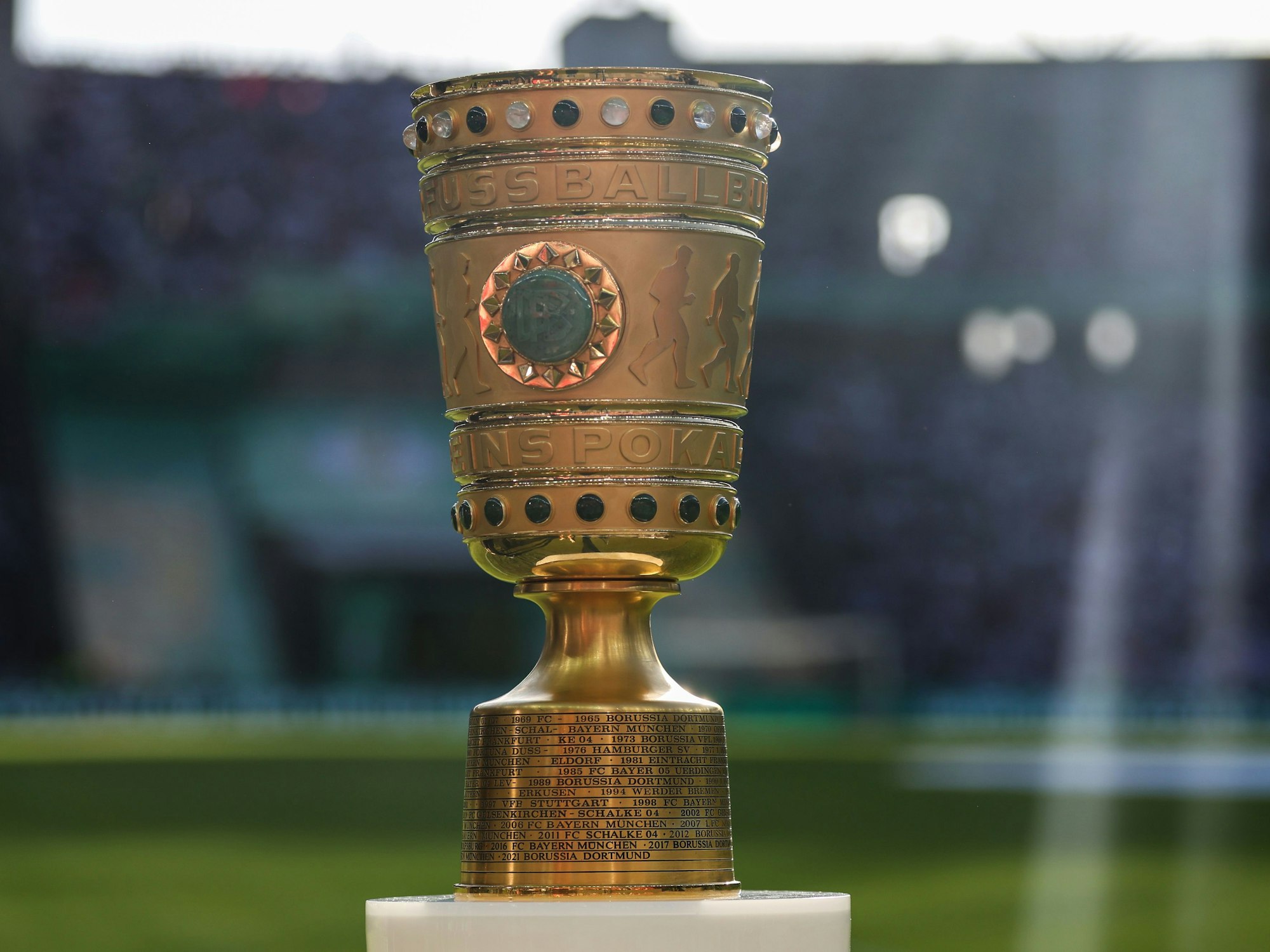Fußball: DFB-Pokal, SC Freiburg – RB Leipzig, Finale, im Olympiastadion, der DFB-Pokal steht vor dem Spiel auf einem Podest. WICHTIGER HINWEIS: Gemäß den Vorgaben der DFL Deutsche Fußball Liga bzw. des DFB Deutscher Fußball-Bund ist es untersagt, in dem Stadion und/oder vom Spiel angefertigte Fotoaufnahmen in Form von Sequenzbildern und/oder videoähnlichen Fotostrecken zu verwerten bzw. verwerten zu lassen.