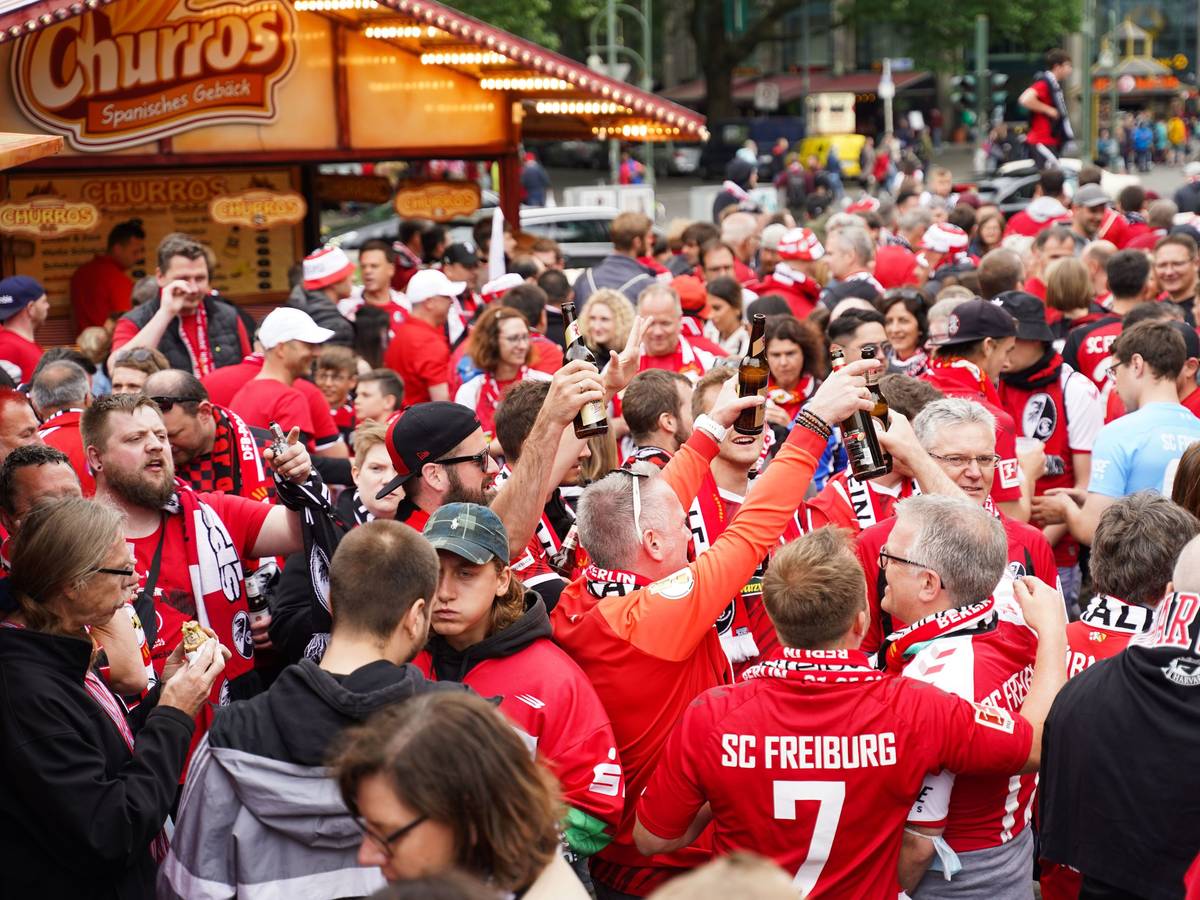 Fans des SC Freiburg auf dem Breitscheidplatz.