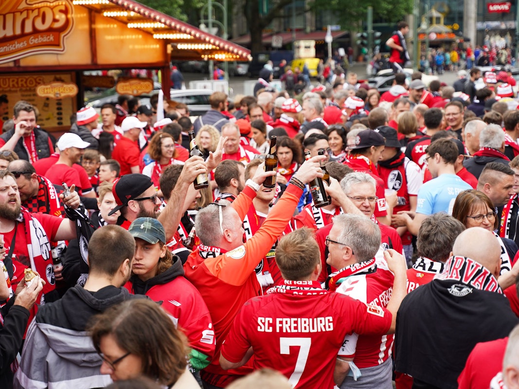 Fans des SC Freiburg auf dem Breitscheidplatz.