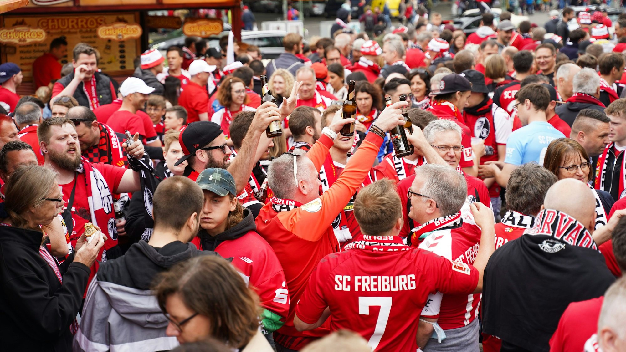 Fans des SC Freiburg auf dem Breitscheidplatz.