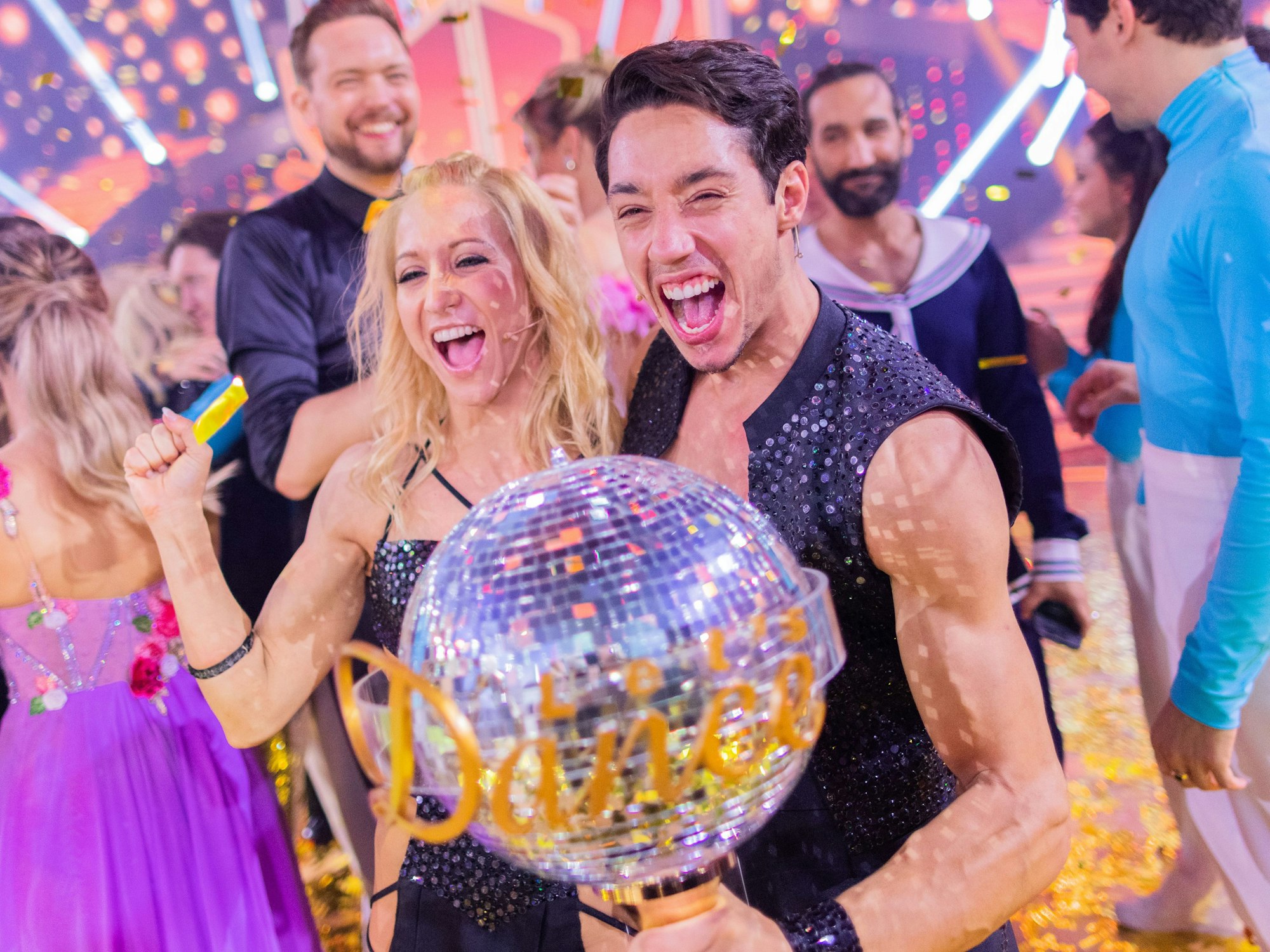 Rene Casselly und Kathrin Menzinger bejubeln am 20. Mai 2022 den „Let’s Dance“ Pokal.