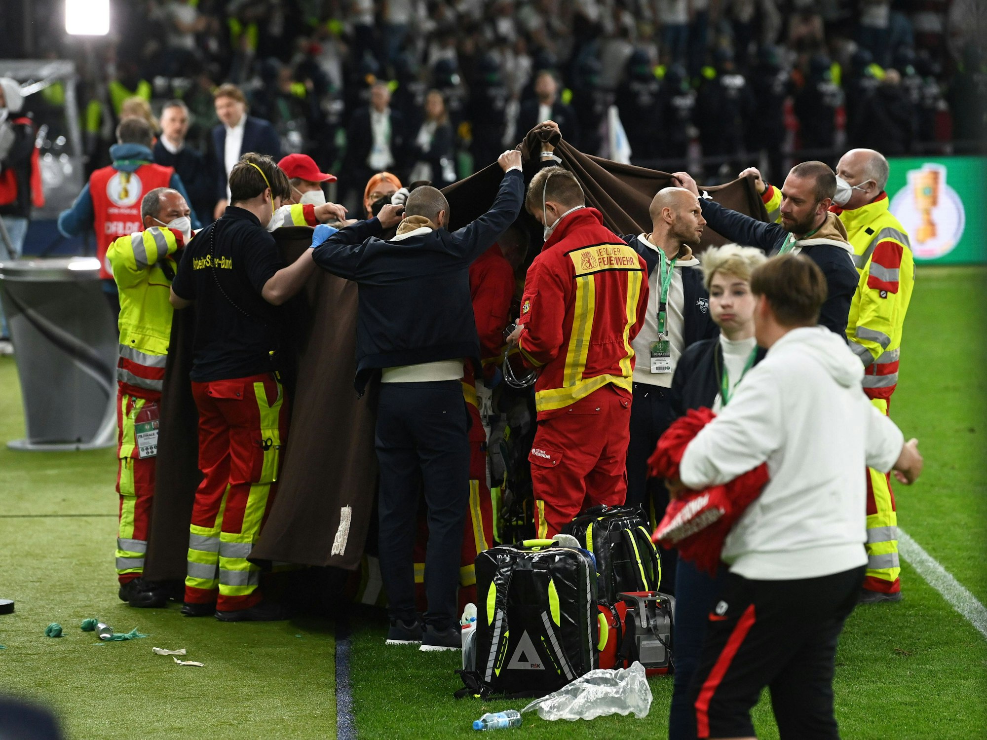 Nach der Partie von Leipzig gegen Freiburg im DFB-Pokal-Finale gab es einen medizinischen Notfall.