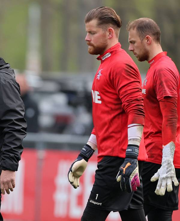 Steffen Baumgart im Gespräch mit Timo Horn und Marvin Schwäbe.