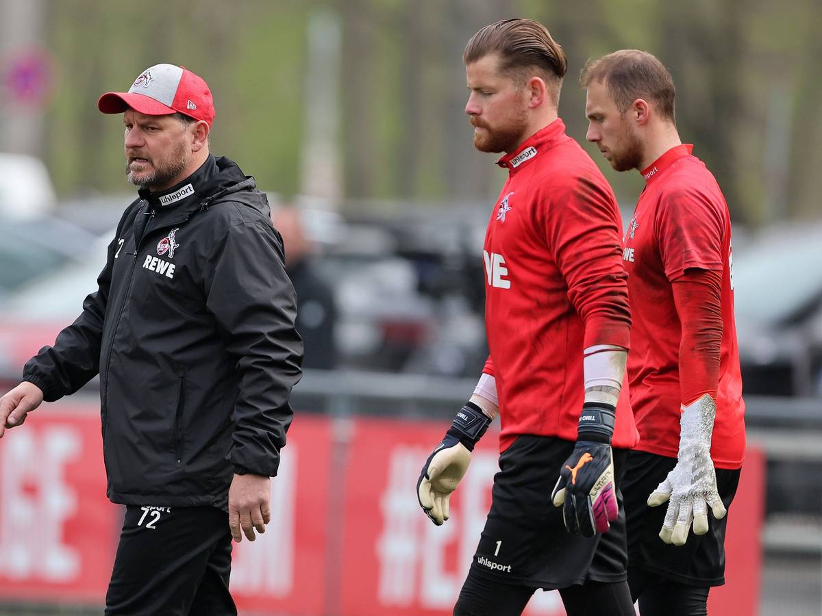 Steffen Baumgart im Gespräch mit Timo Horn und Marvin Schwäbe.