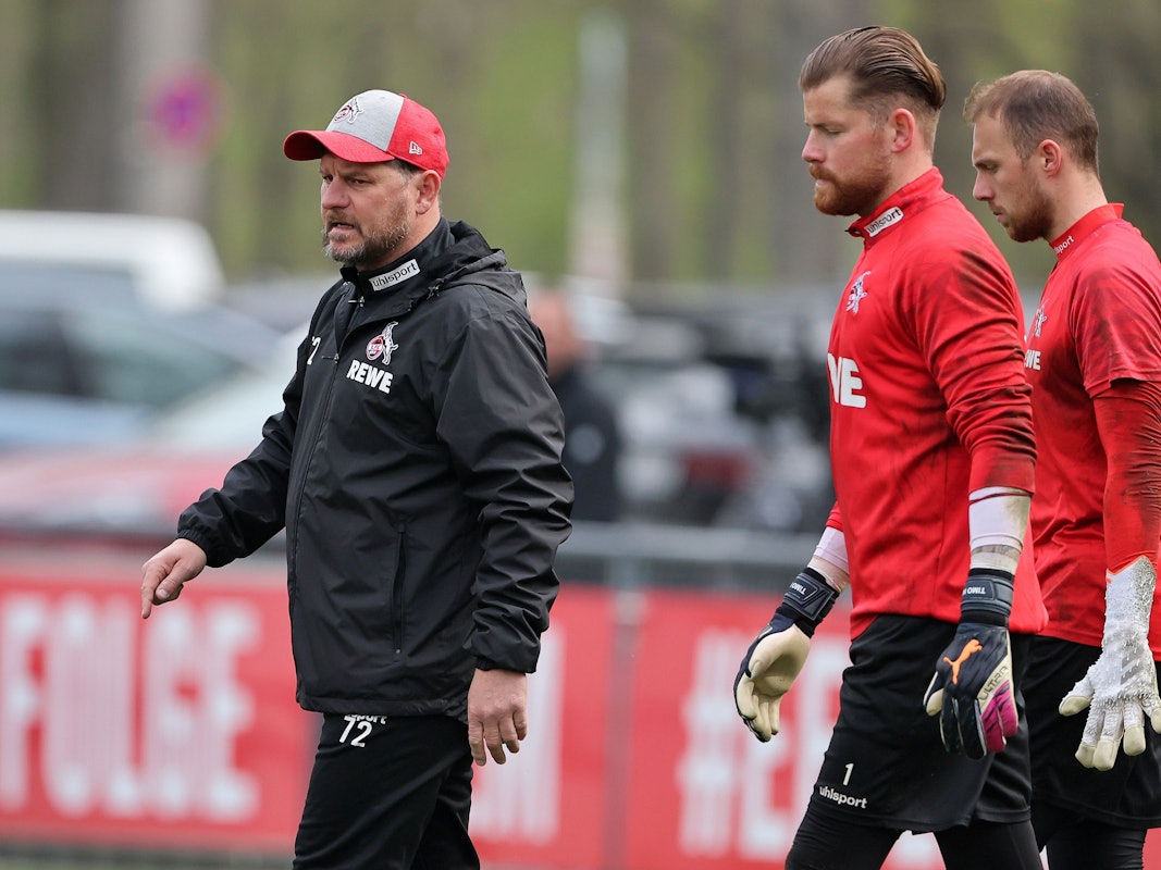 Steffen Baumgart im Gespräch mit Timo Horn und Marvin Schwäbe.