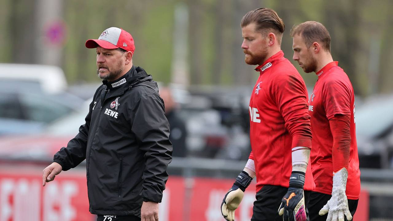 Steffen Baumgart im Gespräch mit Timo Horn und Marvin Schwäbe.