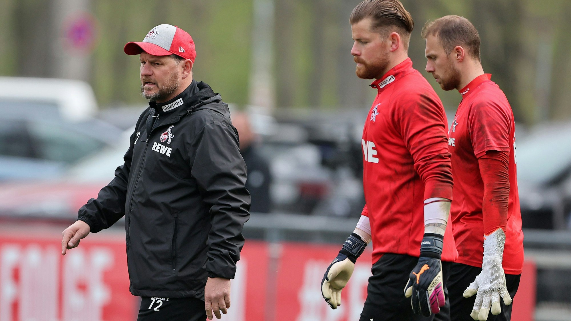 Steffen Baumgart im Gespräch mit Timo Horn und Marvin Schwäbe.