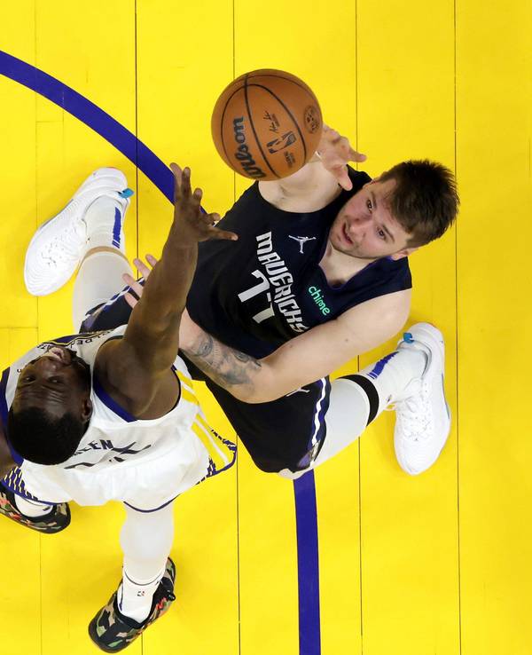 Luka Doncic von den Dallas Mavericks (rechts) im Duell mit Draymond Green von den Golden State Warriors am 20. Mai 2022.
