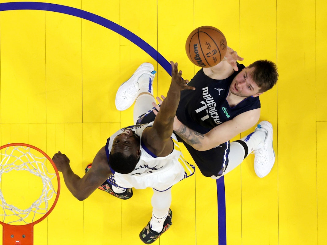 Luka Doncic von den Dallas Mavericks (rechts) im Duell mit Draymond Green von den Golden State Warriors am 20. Mai 2022.