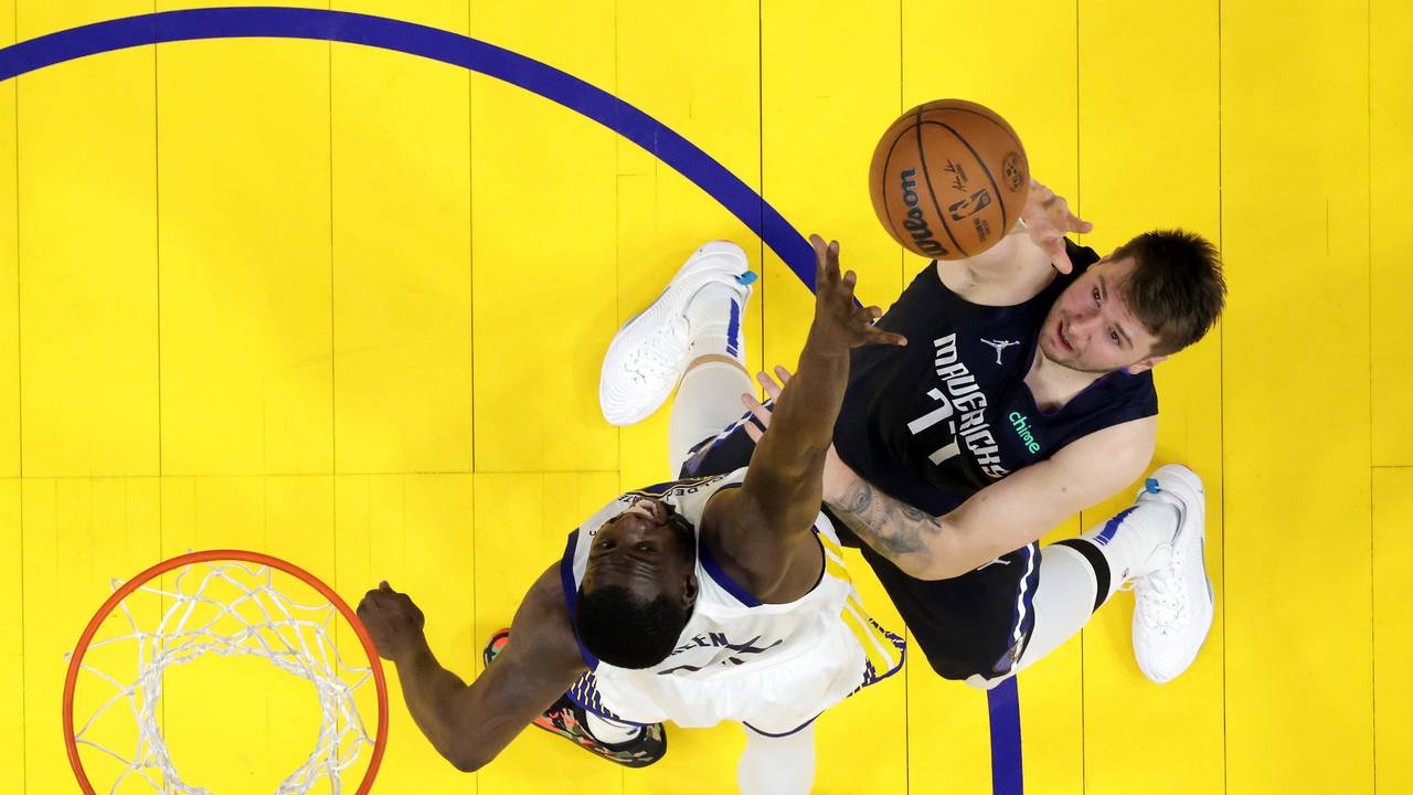 Luka Doncic von den Dallas Mavericks (rechts) im Duell mit Draymond Green von den Golden State Warriors am 20. Mai 2022.