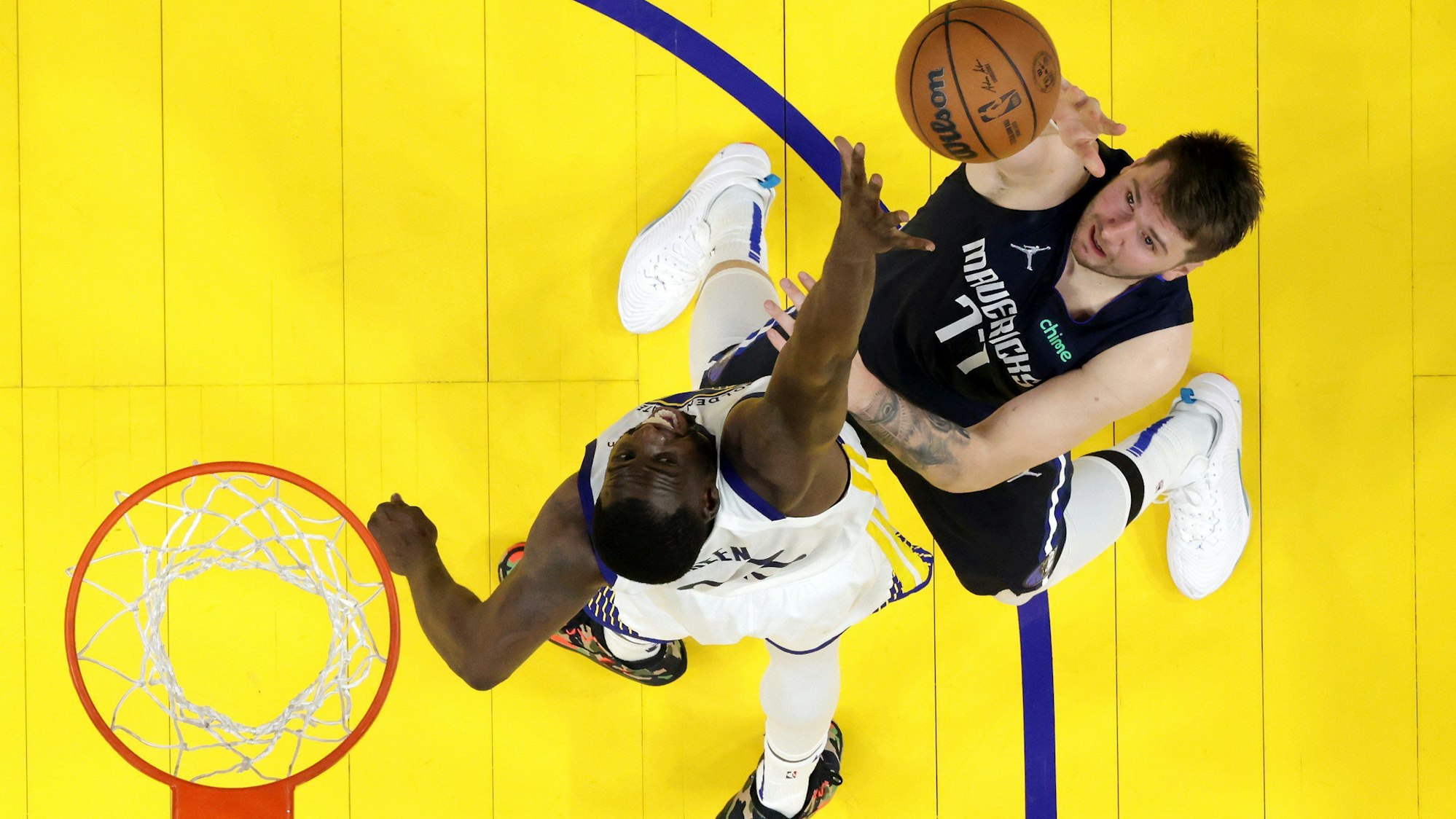 Luka Doncic von den Dallas Mavericks (rechts) im Duell mit Draymond Green von den Golden State Warriors am 20. Mai 2022.