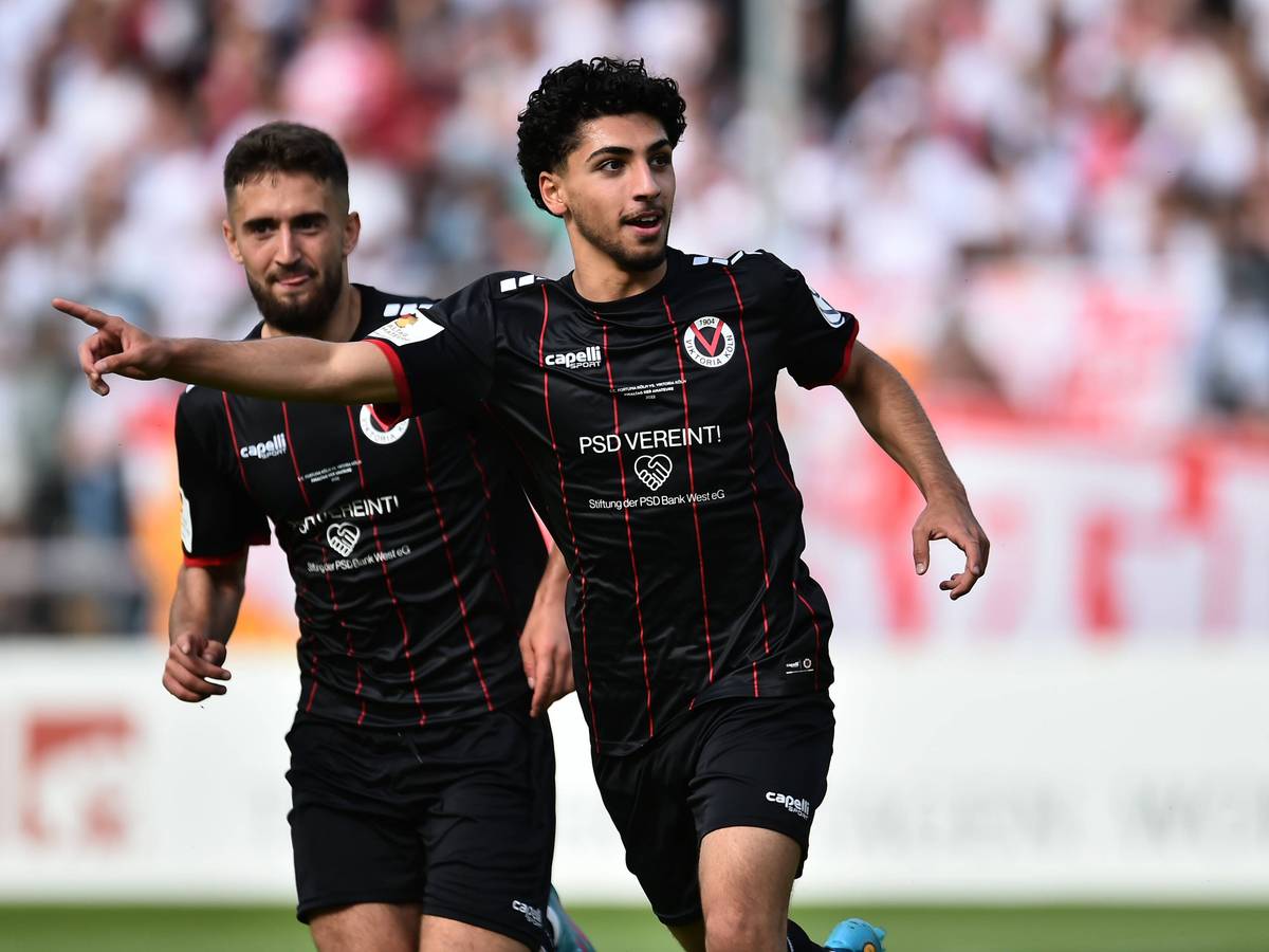 Viktoria Köln besiegte Fortuna Köln im Finale des Mittelrheinpokals am Samstagnachmittag (21. Mai 2022). Das Foto zeigt Youssef Amyn, hier beim Torjubel mit Viktoria-Mitspieler Elvin Jashari.