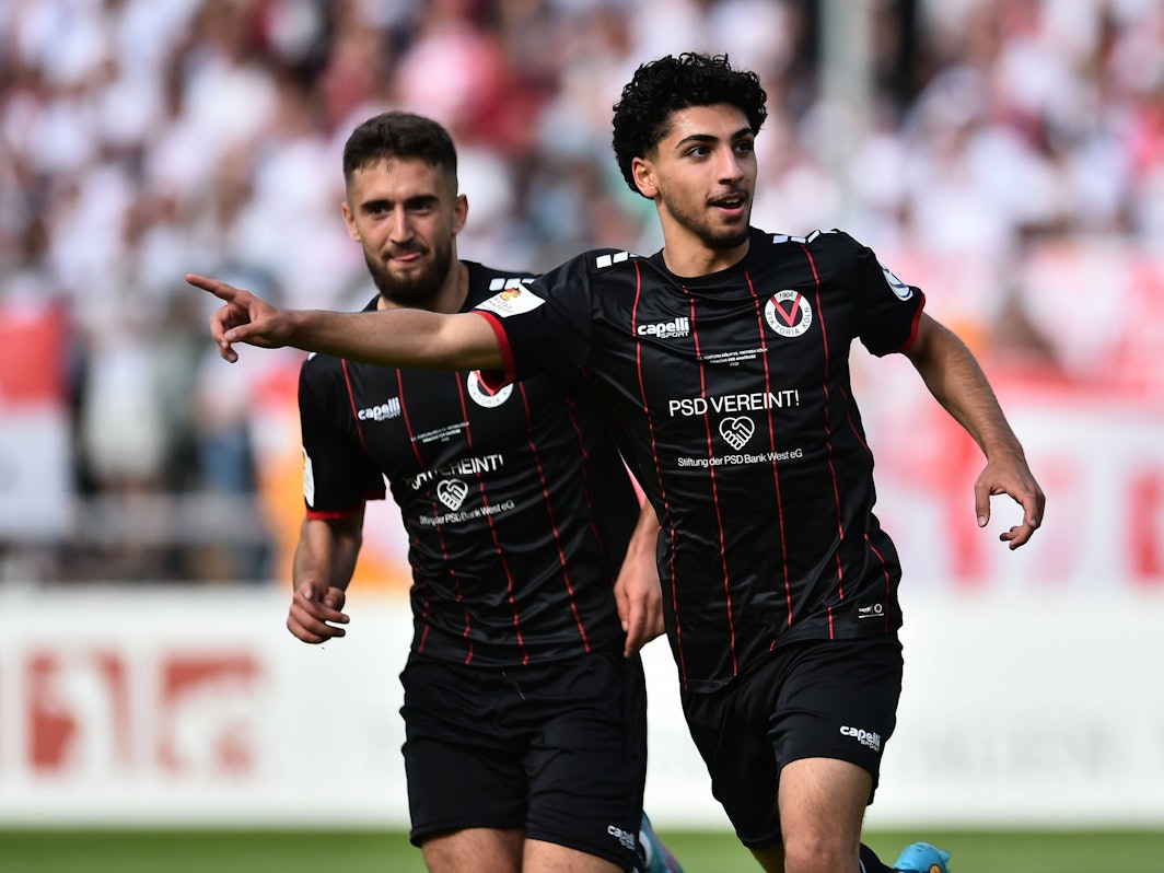 Viktoria Köln besiegte Fortuna Köln im Finale des Mittelrheinpokals am Samstagnachmittag (21. Mai 2022). Das Foto zeigt Youssef Amyn, hier beim Torjubel mit Viktoria-Mitspieler Elvin Jashari.