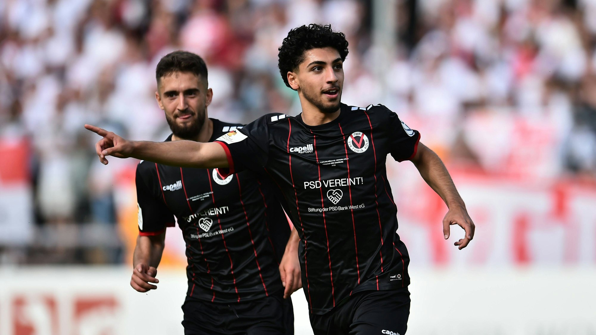 Viktoria Köln besiegte Fortuna Köln im Finale des Mittelrheinpokals am Samstagnachmittag (21. Mai 2022). Das Foto zeigt Youssef Amyn, hier beim Torjubel mit Viktoria-Mitspieler Elvin Jashari.