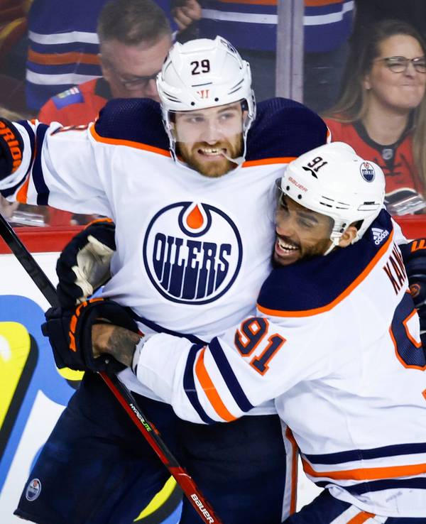 Leon Draisaitl von den Edmonton Oilers (links) bejubelt mit Evander Kane seinen Treffer zum 5:3-Endstand bei den Calgary Flames am 20. Mai 2022.