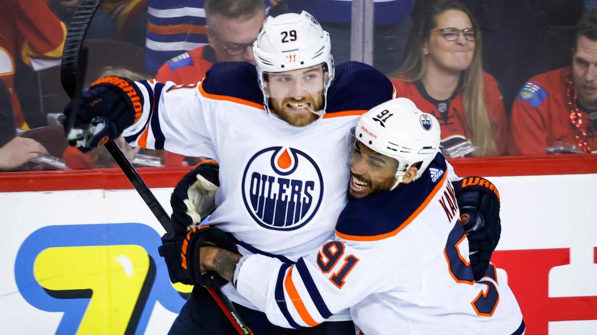 Leon Draisaitl von den Edmonton Oilers (links) bejubelt mit Evander Kane seinen Treffer zum 5:3-Endstand bei den Calgary Flames am 20. Mai 2022.