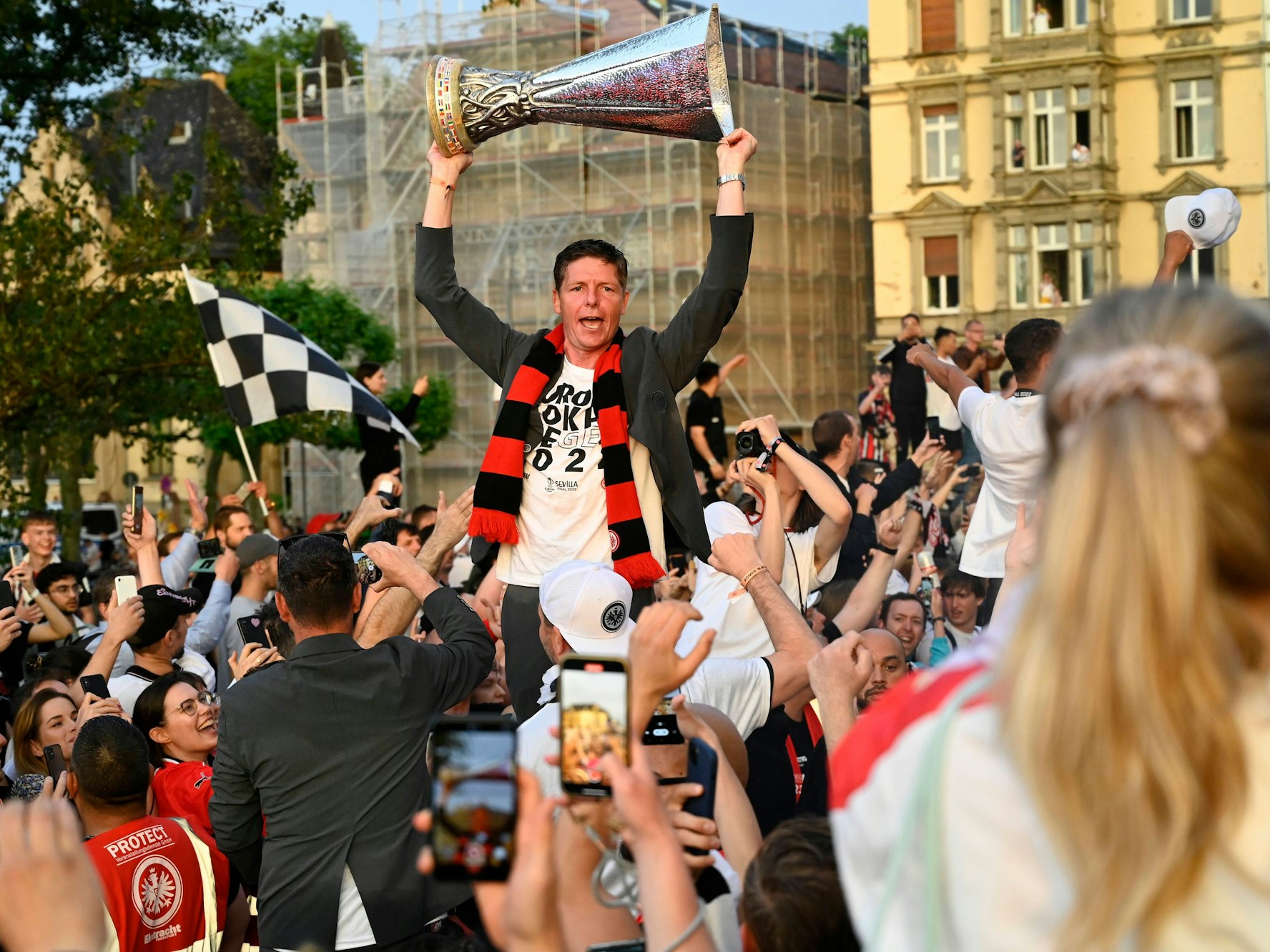 Oliver Glasner reckt den Europapokal bei einem Autokorso in die Luft.