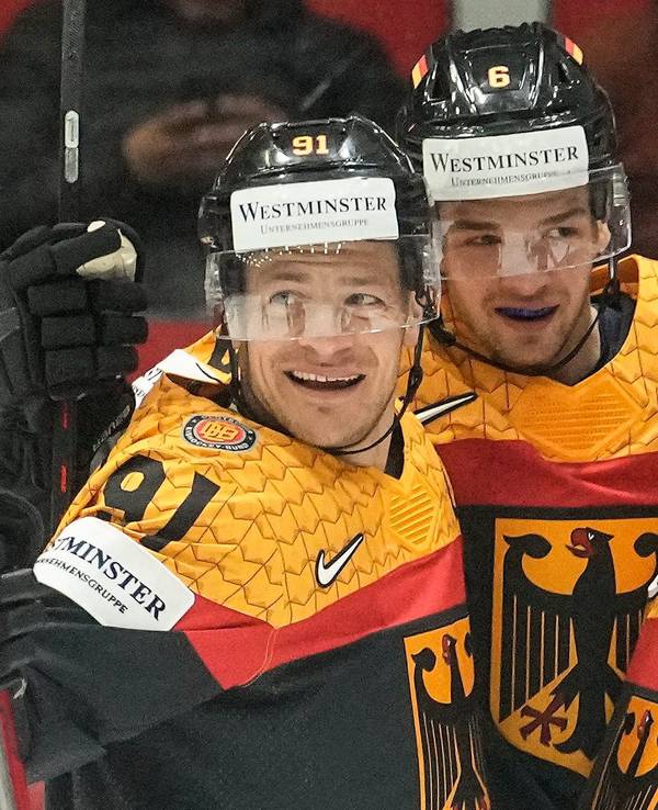 Eishockey-Nationalmannschaft: Jubel beim Sieg gegen Italien von Kai Wissmann, Moritz Müller und Alexander Ehl.
