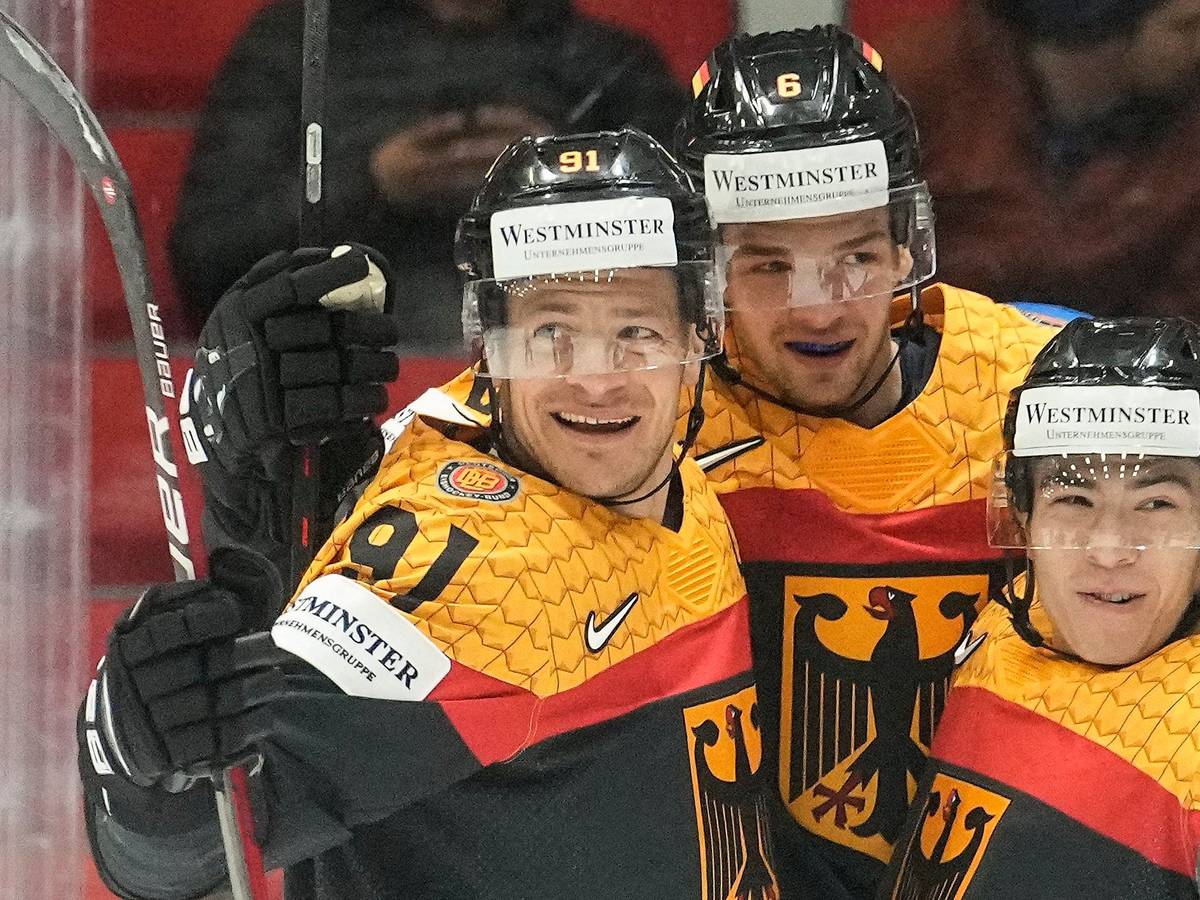 Eishockey-Nationalmannschaft: Jubel beim Sieg gegen Italien von Kai Wissmann, Moritz Müller und Alexander Ehl.