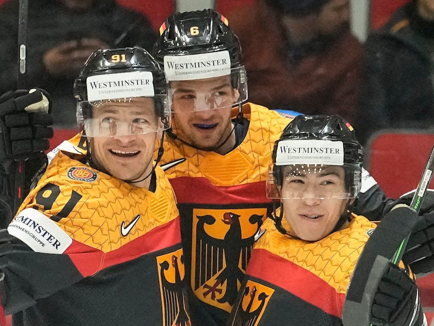 Eishockey-Nationalmannschaft: Jubel beim Sieg gegen Italien von Kai Wissmann, Moritz Müller und Alexander Ehl.