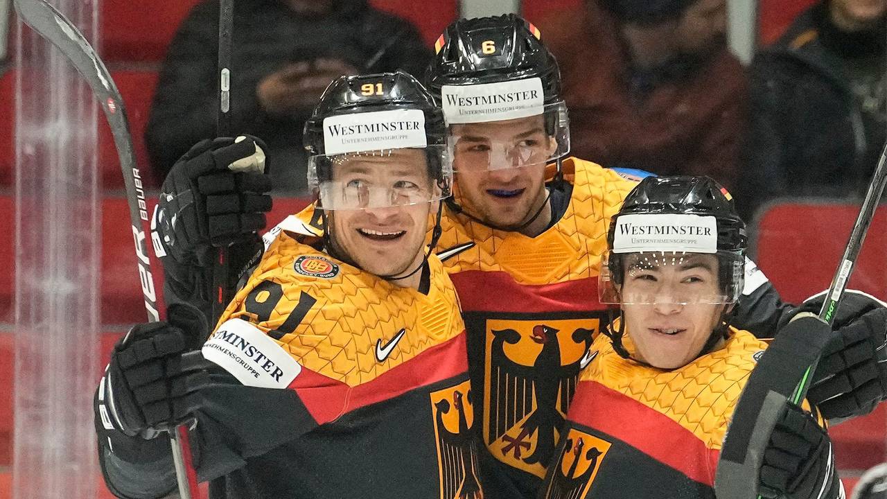 Eishockey-Nationalmannschaft: Jubel beim Sieg gegen Italien von Kai Wissmann, Moritz Müller und Alexander Ehl.