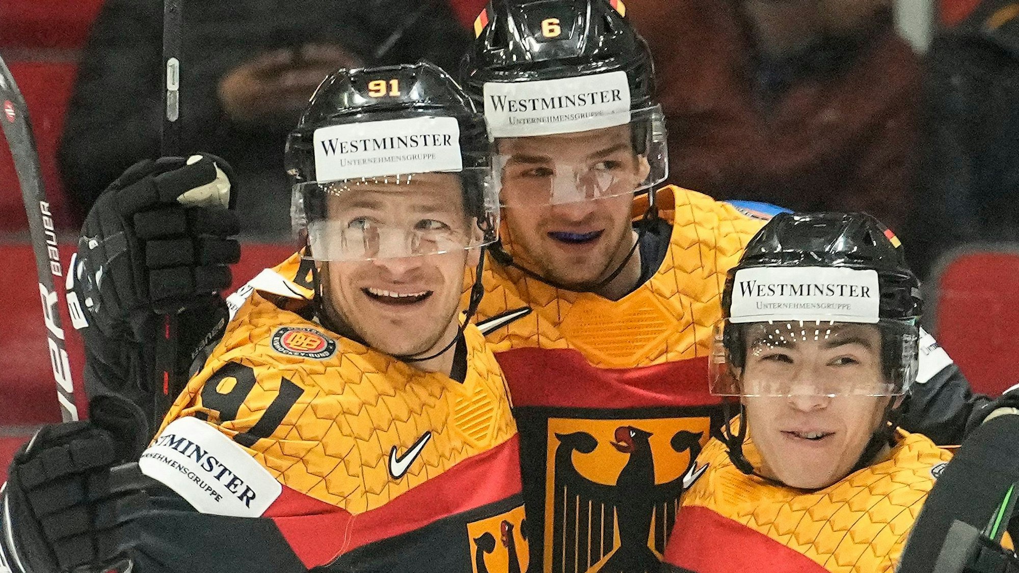 Eishockey-Nationalmannschaft: Jubel beim Sieg gegen Italien von Kai Wissmann, Moritz Müller und Alexander Ehl.