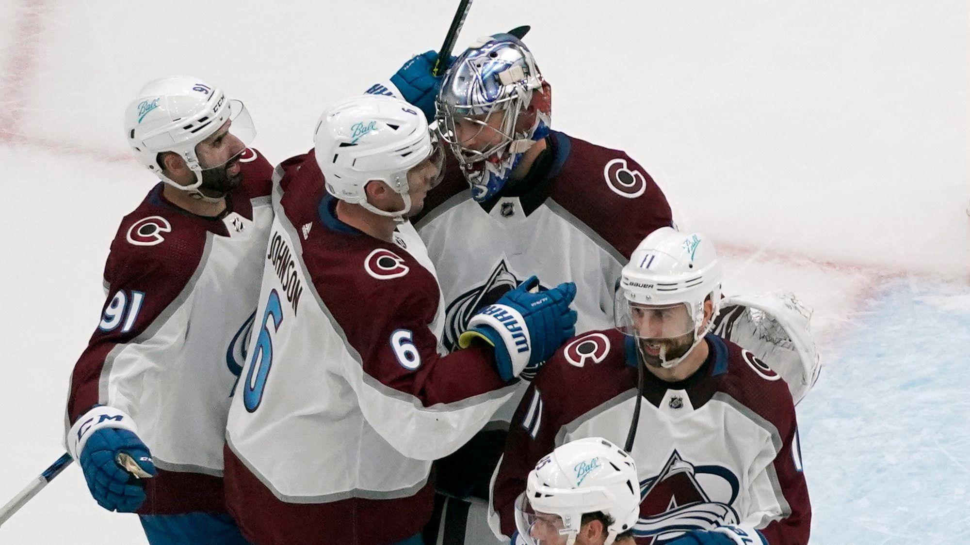Die Mannschaft der Colorado Avalanche feiern einen Sieg auf dem Eis.
