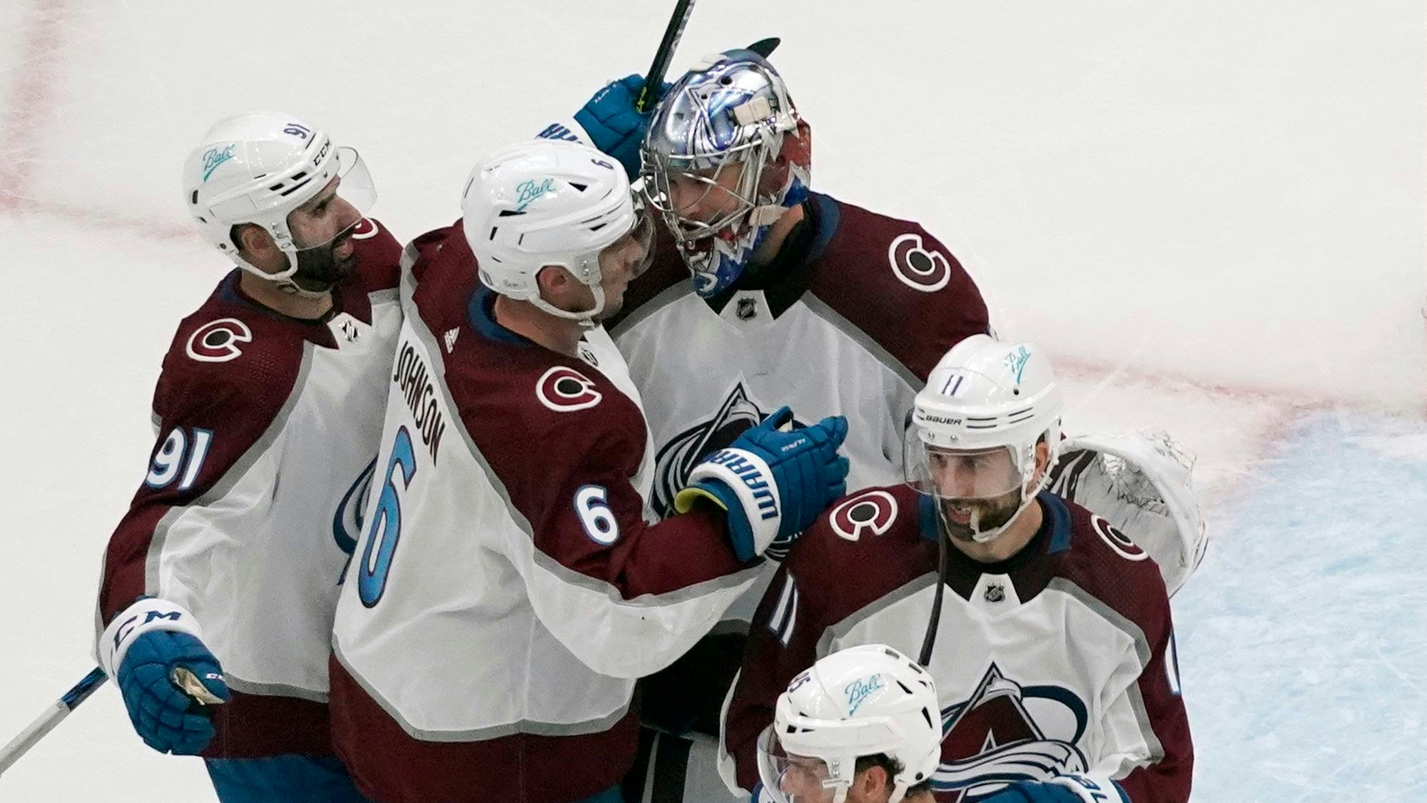 Die Mannschaft der Colorado Avalanche feiern einen Sieg auf dem Eis.
