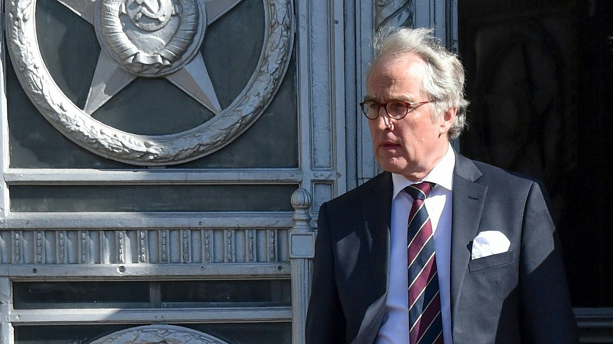 Rüdiger von Fritsch, Deutschlands ehemaliger Botschafter in Moskau (hier 2018 vor dem russischen Außenministerium), glaubt nicht an ein rasches Ende des Krieges in der Ukraine.